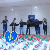 Araçatuba, SP — Acerimônia da entrega das cestas de alimentos da campanha Natal Permanente da LBV foi abrilhantada com apresentações culturais, entre elas: a do grupo K-rudos, que entoou diversas canções, alegrando a todos os presentes.
