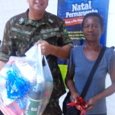 Araçatuba, SP — O sargente do Tiro de Guerra Flávio Ronaldo França participou da entrega de cestas de alimentos. 