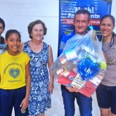 Araçatuba, SP — A esquerda Alan Junior, representando o Conselho Municipal de Assistência Social, ao lado da voluntária da LBV Helena Pineze Raniel, entregando cesta de alimentos da Campanha Natal da Instituição à família atendida na cidade.
