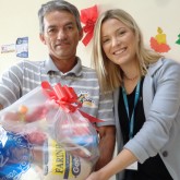 Americana, SP — O sr. Francisco Félix, ao receber a cesta de alimentos, fez questão de agradecer à Legião da Boa Vontade. E não apenas pelo presente dado, mas também pela participação dos filhos no programa Capacitação e Inclusão Produtiva. A ação tem por finalidade integrar e/ou reintegrar jovens, adultos e idosos no concorrido mundo do trabalho, instruindo-os acerca dos assuntos que permeiam os setores da Infomática e administrativo.
