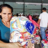 Registro, SP — Cada cesta tem arroz, feijão, óleo, açúcar, leite em pó, macarrão, farinha de mandioca e de trigo, fubá, goiabada, gelatina, massa para bolo, extrato de tomate e sal. Itens essenciais e básicos para ajudar no sustento da família.
