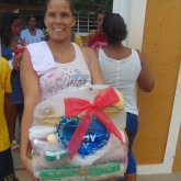 Montes Claros, MG - Familia atendida pela LBV volta para casa feliz com a cesta de alimentos.
