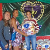 Montes Claros, MG - A coordenadora do CRAS Independência, sra. Josiane Santos Silva, a jornalista Alana Freitas, do Jornal Gazeta Norte Mineira, também participaram da entrega de cesta para uma das gestantes atendida pela LBV.
