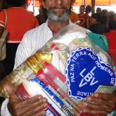 Ourinhos, SP — O sorriso tímido traz a gratidão do trabalhador. Ele sabe que está levando para casa a garantia de uma ceia de natal especial para seus familiares.
