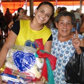 Ourinhos, SP — Voluntária da LBV ajuda a senhora carregar sua cesta de alimentos.
