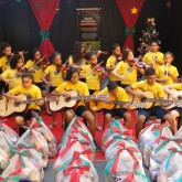 Presidente Prudente, SP — As crianças abrilhantaram a solenidade de entrega de cestas de alimentos, entoando canções natalinas.
