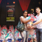 Presidente Prudente, SP — O parceiro da LBV, Vinicius Vila sócio-proprietário da SDTV Indoor, empresa no qual divulga as ações da LBV 365 dias no ano, esteve presente no evento e conferiu o trabalho desenvolvido em prol das famílias que vivem em situação de vulnerabilidade social.
