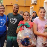Presidente Prudente, SP — O velocista Gustavo Henrique Araújo, medalha de ouro nas paraolimpíadas Rio-2016, é aum amigo de Boa Vontade e fez questão de participar da entrega de cestas.
