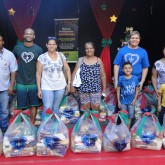 Presidente Prudente, SP — A Legião da Boa Vontade (LBV) beneficiou no interior paulista cerca de 200 famílias com cestas de alimentos, tornando a ceia de Natal dessas pessoas mais fartas e felizes.
