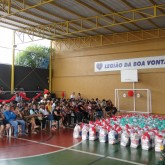 Uberlândia, MG — Atendidos pelo Centro Comunitário de Assistência Social da LBV estiveram presentes para receber a cesta de alimentos e a certeza de um Natal mais feliz

