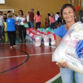 Uberlândia, MG — Famílias em situação de vulnerabilidade social, que já são atendidas pela Legião da Boa Vontade ao longo do ano, levam para seus lares a certeza de mesa farta no fim de ano: cestas de alimentos da campanha de Natal da LBV.

 
