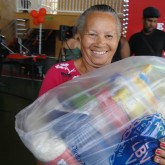 Uberlândia, MG —Além do apoio diário oferecido nos projetos e programas socioeducacionais desenvolvidos pela Instituição, as famílias são contempladas pela campanha Natal Permanente da LBV — Jesus, o Pão Nosso de cada dia!.
 
