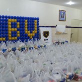 Niterói, RJ — Cada cesta tem arroz, feijão, óleo, açúcar, leite em pó, macarrão, farinha de mandioca e de trigo, fubá, goiabada, gelatina, massa para bolo, extrato de tomate e sal. Itens essenciais e básicos para ajudar no sustento da família.
