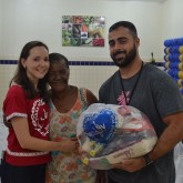 Niterói, RJ — O sorriso estampado no rosto revela a felicidade proporcionada pela LBV durante a entrega das cestas de alimentos da campanha de Natal da Instituição.
 
