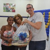 Niterói, RJ — Natal é época de união e solidariedade! A campanha de Natal da LBV leva às famílias, a solidariedade e a certeza de ceia farta com as cestas de alimentos. 
