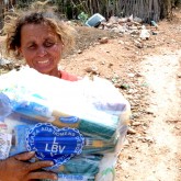 Tupanatinga, PE — A sra. Maria Aparecida de Araújo estava contando com a cesta de alimentos da LBV para colocar comida no fogo, pois em sua humilde casa de taipa não havia um grão de arroz. Como não tem renda fixa, ela planta palma para cozinhar e comer e sempre limpa o terreiro de outras pessoas em troca de comida para alimentar sua família. Ao receber o presente da Instituição, agradeceu, muito emocionada:  “Eu agradeço a Deus por essa Luz, que Deus pague em dobro a todos vocês que ajudaram. Que passem um Natal muito, muito feliz com suas famílias, pois só Deus paga o que vocês fazem por nós”.   
