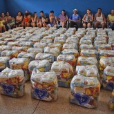 Ribeirão Preto, SP — A LBV reuniu, no dia 10, centenas de família atendidas pela unidade III do Centro de Referência de Assistência Social (CRAS), no bairro Oreste Lopes de Camargo, para entregar as cestas de alimentos da campanha Natal Permanente da LBV — Jesus, o Pão Nosso de cada dia!.

 
