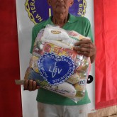 RIbeirão Preto, SP — A Campanha de Natal da LBV, que é permanente, beneficiou famílias da comunidade Orestes Lopes de Camargo, como este senhor, que segura, satisfeito e contente, a cesta de alimentos.
