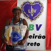 Ribeirão Preto, SP — Famílias em situação de vulnerabilidade social levam para seus lares a certeza de mesa farta no fim de ano: cestas de alimentos da campanha de Natal da LBV.
