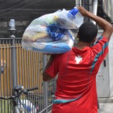 Maricá, RJ — Cada cesta contém: arroz, feijão, óleo, açúcar, café, leite em pó, macarrão, farinha de mandioca, massa para bolo, goiabada, gelatina, fubá, farinha de trigo, extrato de tomate, sal. Itens essenciais e básicos para ajudar no sustento de uma família.
