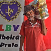 Ribeirão Preto, SP — A importância de receber a cesta de alimentos é expressa no sorriso de cada pessoa beneficiada pela campanha.
