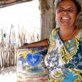 Pedra, PE — Centenas de famílias que sofrem com a fome e a pobreza no sertão pernambucano foram beneficiadas pela Campanha de Natal da LBV. “Essa cesta de alimento é uma benção nas nossas vidas. Muito obrigada, LBV, por esse presente. Vou orar por todos vocês que ajudaram