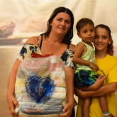 Araraquara, SP — A pequena Naraysa, atendida pela Legião da Boa Vontade, com o irmãozinho no colo e ao lado da mãe, agradeceu a LBV pela cesta de alimentos. Ela garante que os itens doados farão a diferença para sua família neste Natal. =)
