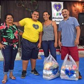 Rinbeirão Preto, SP — A família do jovem Wagner, que frequenta as ações socioassistenciais da LBV no interior paulista, levou para casa uma das cestas de alimentos arrecadadas pela campanha Natal Permanente da LBV — Jesus, o Pão Nosso de cada dia!.
