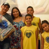 Araraquara, SP — Gratidão. Essa é a palavra que define o que sentiu a família dos irmãos Marcos, Kethelyn e Samuel, atendidos pelo Centro Comunitário de Assistência Social da LBV, ao receberem sua cesta de alimentos. Segundo a família, este Natal será especial, pois a LBV garantiu a alimentação de todos.
