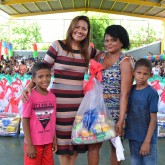 Teresina, PI — Todos os anos, a LBV garante um Natal mais feliz a milhares de famílias. Já é uma tradição a entrega de cestas de alimentos a famílias de baixa renda em todo o País! =]

Magda Gil, Secretaria de Assistencia Social de Dom Inocêncio, localidade beneficiada pela LBV.
