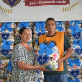 Barra de São Francisco, ES — A dona Marina Aparecida Ferreira tem três filhos e está desempregada. Com muitos desafios financeiros, luta para sustentar a família. Ao receber a cesta de alimentos da LBV, fez um agradecimento, do fundo do seu coração, para os colaboradores que tornaram possível a realização dessa linda ação solidária. 