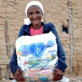 Tupanatinga, PE — Josefa Leandra da Silva, de 53 anos, ao receber a cesta de alimentos da LBV, com um sorriso no rosto, afirmou: “Eu nunca recebi um presente tão bom, minha família e eu estamos muito felizes por toda essa comida, até carne de charque temos para comer. Que Deus ilumine vocês todos que trouxeram essa alegria para nós daqui de Tupanatinga”.
