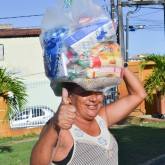 Aracaju, SE — Família leva para a casa a certeza de um Natal mais feliz. A iniciativa é a conclusão do atendimento realizado ao longo do ano pela LBV.
