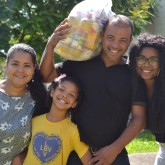 Porto Alegre, RS — Em cada sorriso, o agradecimento e a certeza de um Natal sem fome mais digno. A você que colaborou o nosso muito obrigado! o/
