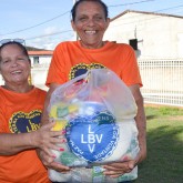 Aracaju, SE — A satisfação em levar a cesta de alimentos e a certeza de um fim de ano mais digno é facilmente constatada no semblante dos atendidos da LBV.