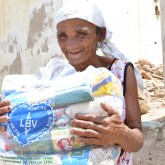 Tupanatinga, PE — Maria José Olive dos Santos, de 56 anos, tem nove filhos e agradeceu o presente com um sorriso emocionado. “Agradeço a Deus por enviar vocês [a LBV], que são anjos por estarem dando esse presente de Natal para mim e para meus amigos”, disse.
