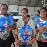 Barra de São Francisco, ES — A sua colaboração traz alegria e esperança a centenas de famílias que vivem em situação de vulnerabilidade social no Estado. Olhe só essa foto: essas mulheres expressam, por intermédio de um sorriso, toda sua gratidão à iniciativa solidária da LBV, que conta com seu valoroso apoio, amigo colaborador. Mais que os alimentos, o presente é a garantia de um Natal mais feliz!
