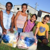 Aracaju, SE — Os sorrisos estampados nos rostos dos atendidos revelam a felicidade proporcionada pela LBV durante a entrega das cestas de alimentos da campanha de Natal da Instituição.