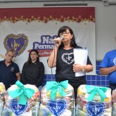 Colatina, ES — A gestora administrativa da Unidade da LBV em Vitória, sra. Eliane Ribeiro, saudou o público, ressaltando a alegria da Instituição em entregar as cestas de alimentos, arrecadadas por meio da sua tradicional campanha Natal Permanente da LBV — Jesus, o Pão Nosso de cada dia!.
