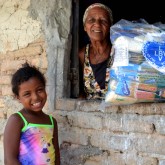 Buíque, PE — A sra. Neuza Aparecida viu na cesta de alimentos da LBV um motivo para sorrir e ter esperança de dias melhores. “Essa cesta de alimento chegou em uma boa hora. Estamos passando por momentos difíceis, são nove filhos e eu sozinha para dar conta de tudo e com pouco dinheiro”, disse.
