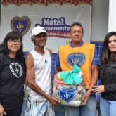 Colatina, ES — A cerimônia de entrega contou com a presença de diversos voluntários, colaboradores e autoridades locais. Na foto, a secetária de assistência social do município de Colatina, Fernanda Alves da Silva Ferrari (D), colabora na entrega dos presentes.
