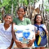 ​Tupanatinga, PE — Muitos são os desafios enfrentados pela sra. Maria Corina da Conceição para garantir o sustento da família, mas ela não perde a fé. Vivendo da agricultura, com dez filhos para criar e com uma renda curta, ficou muito emocionada ao receber a cesta de alimentos da LBV. “Estou muito feliz, meus filhos vão ter comida especial neste Natal”. Perguntada sobre o que considerava especial em sua ceia, afirmou: carne, macarrão — que os filhos gostam muito — e feijão com farinha.
