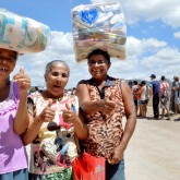 Pedra, PE — Em todo o Brasil, por meio da campanha Natal Permanente da LBV — Jesus, o Pão Nosso de cada dia!, foram distribuídos 1 milhão de quilos de alimentos não perecíveis a mais de 50 mil famílias.
 

