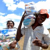 Pedra, PE — Os atendidos Valdeilma e Josenildo estamparam um grande sorriso, em agradecimento a cesta de alimento da ação da LBV, que convida o povo brasileiro a se unir em prol de um Natal mais farto a famílias de baixa renda.
