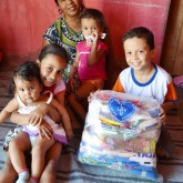 Pedra, PE — A sua contribuição ajuda a manter vivo o espírito da Solidariedade e, desta forma, famílias como a da senhora Josefa Bezerra Oliveira podem levar para casa a certeza de um Natal mais fato e feliz.
 
