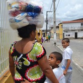 Aracaju, SE — Na certeza de uma mesa farta neste natal, família segue contente, agradecidos por receberem a cesta de alimentos da LBV
