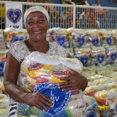 Almenara, MG — A sua contribuição ajuda a manter vivo o espírito da Solidariedade, proporcionando a milhares de famílias brasileiras a certeza de um Natal mais digno e mais feliz.
