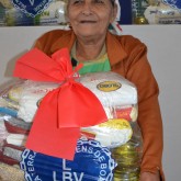 Cariacica, ES — Moradora do bairro Padre Gabriel, a dona Laurinda Alves Pereira, de 62 anos, tem dois filhos, está desempregada e ainda não conseguiu se aposentar. Sobre a cesta, declarou: