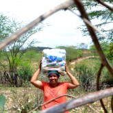 Buíque, PE — Um sorriso emocionado e genuíno se fez presente no rosto de milhares de famílias que receberam as cestas de alimento da LBV.
