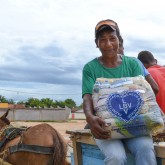 Almenara, MG — Emocionada, a sra. Dalva Gomes agradeceu pela cesta de Natal. 
